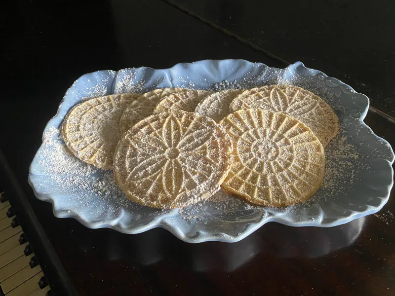 Pizzelle cookies, per dozen.